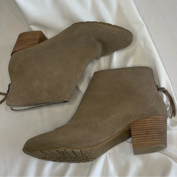 Kenneth Cole Reaction Beige/Tan suede Pilage ankle Booties heel Tassel Zip Sz 7 - Picture 10 of 13